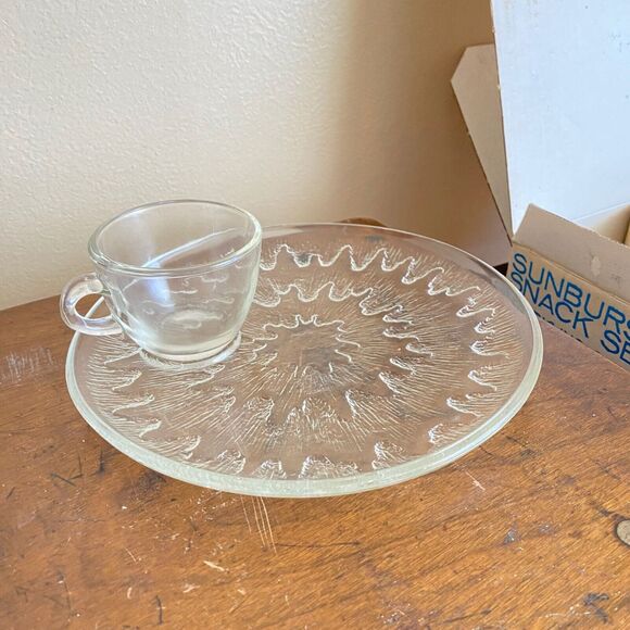 Vintage In Box Indiana Glass Sunburst Crystal Clear Plate & Cup Snack Se… - Picture 2 of 10